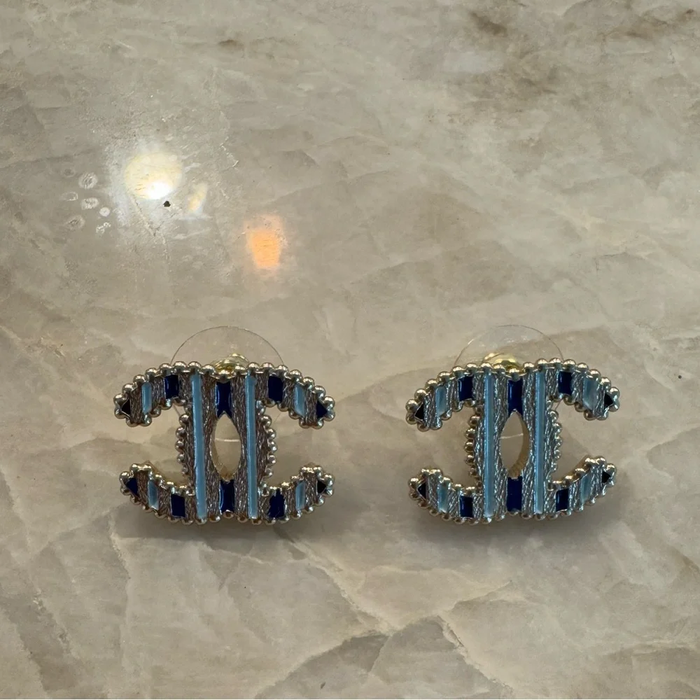 Chanel bi-color striped earrings SS2024 Collection - Picture 2 of 5